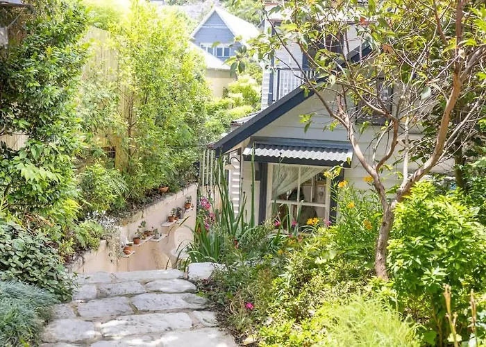 The Bath House - Cozy Luxe Garden Cottage Near Cbd