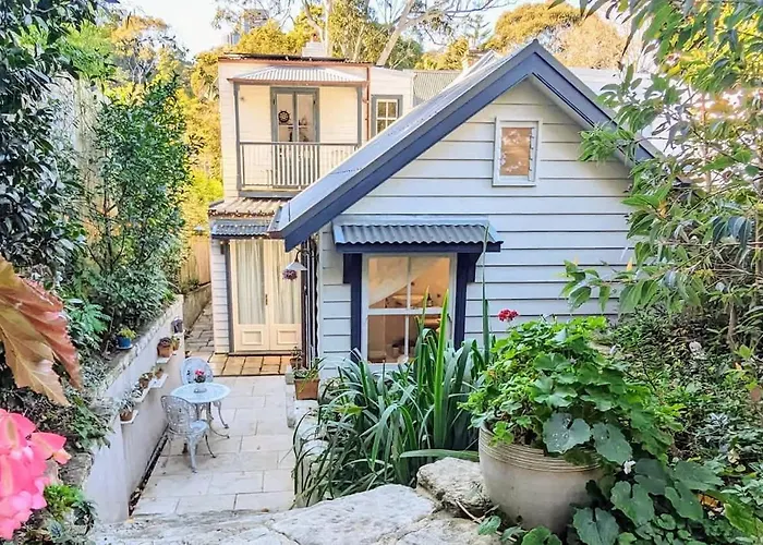 The Bath House - Cozy Luxe Garden Cottage Near Cbd