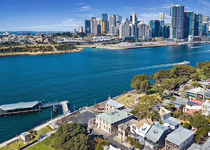 Stylish Balmain Townhouse With Pool & City Views